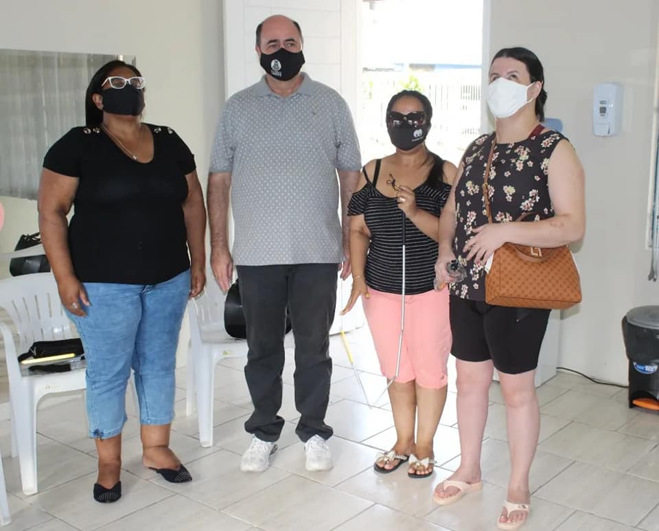 Foto com os membros da Diretoria, da esquerda para a direita Regina, Enio, Kelly e Franciane