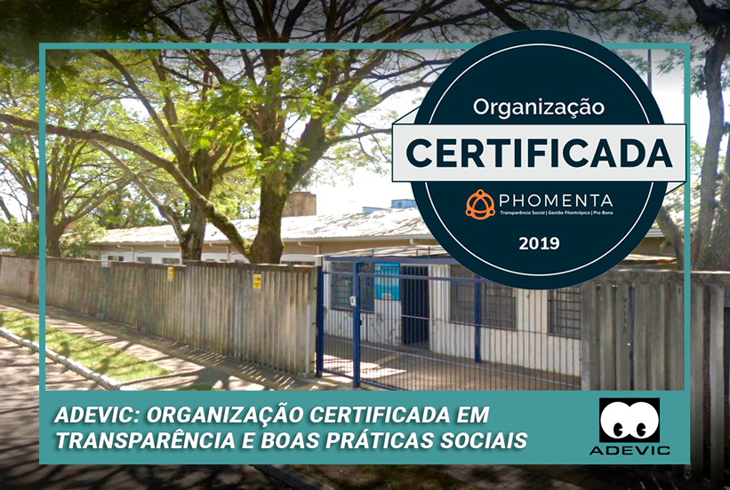 Fachada da ADEVIC exibida ao fundo e, à frente, o selo com o texto: Organização Certificada - PHOMENTA - 2019