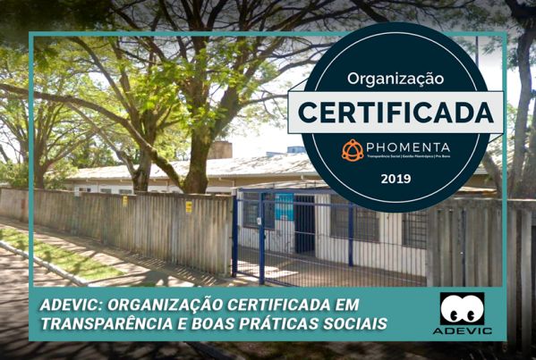 Ao fundo, a fachada da ADEVIC, e à frente, o selo com o texto: Organização certificada - PHOMENTA - 2019. Mais abaixo, o texto "ADEVIC: Organização certificada em transparência e boas práticas sociais" ao lado do logo da ADEVIC.