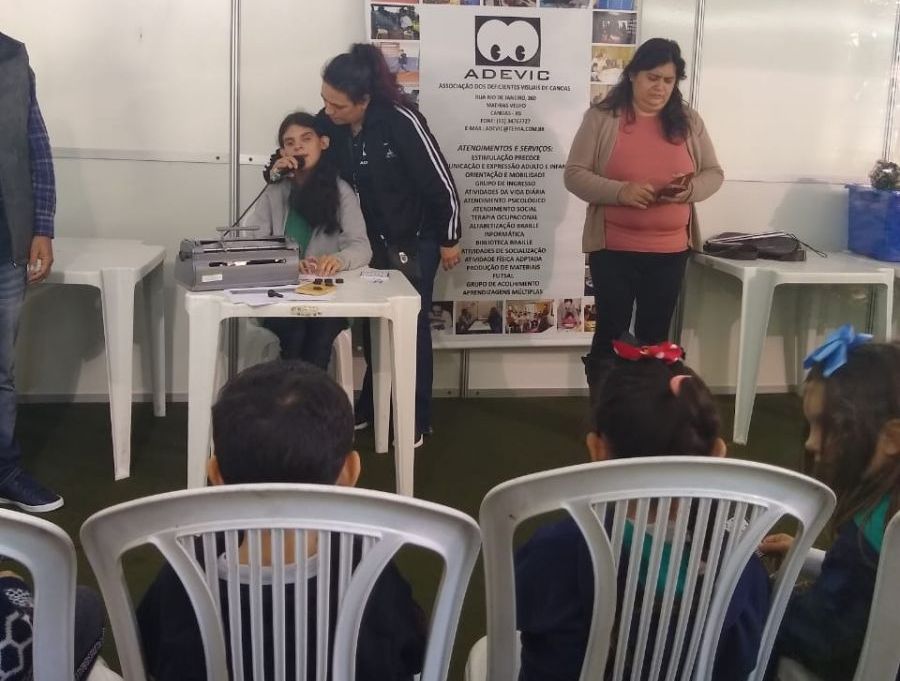 A pequena Sabrina lê seu poema