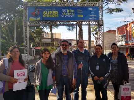 Equipe da ADEVIC na entrada da Feira do Livro, junto à Praça da Bandeira, em Canoas