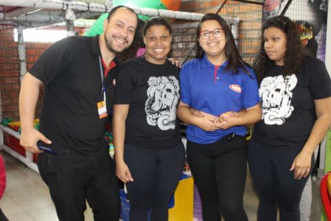 As irmãs Daniela e Fernanda, associadas da ADEVIC, sorriem para a foto junto com dois colaboradores da Casa do Babinho