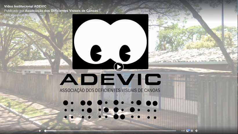 Logo da ADEVIC sobre a imagem de fundo mostrando a fachada da entidade. À frente, um botão de "play"