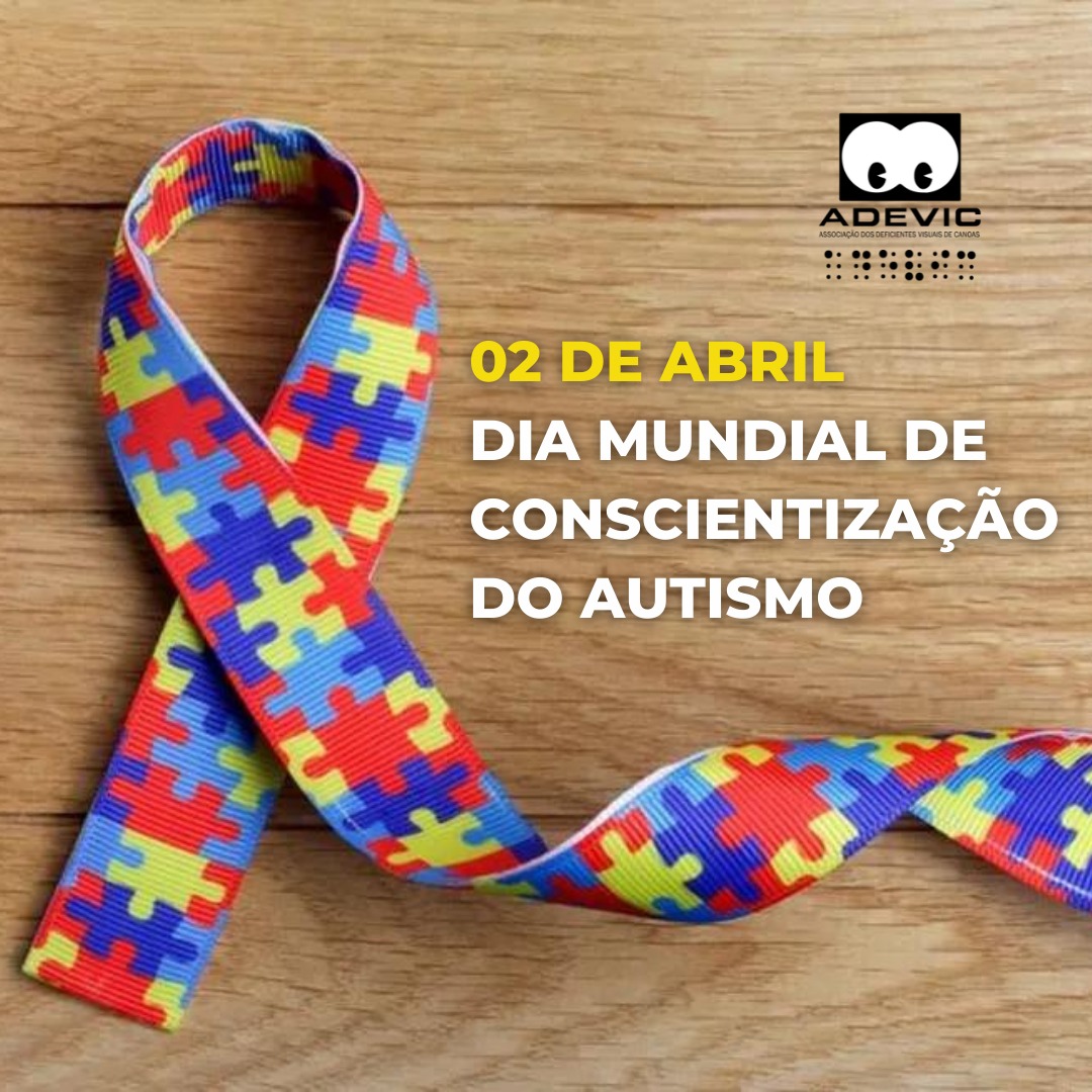 card com fundo amadeirado claro, com um laço composto por peças de quebra-cabeça coloridas, símbolo da conscientização sobre o autismo. No canto superior esquerdo o logotipo da ADEVIC. No centro, letreiro com texto alternativo 02 de abril Dia Mundial de Conscientização do Autismo. 