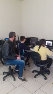 Aula de Informática para alunos de baixa visão