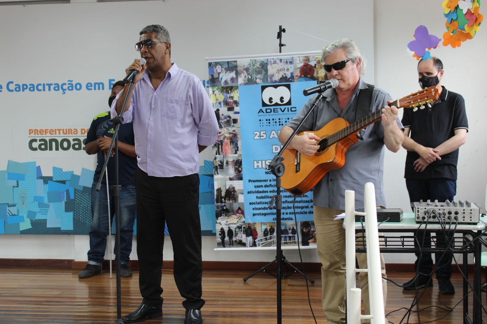 Banda tocando na sede da ADEVIC