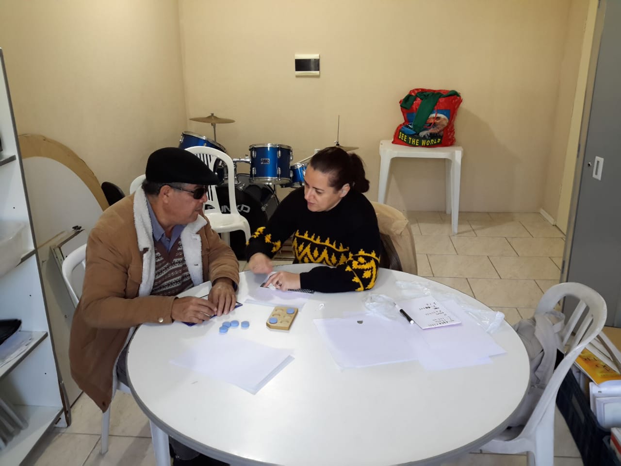 Surdocegos em atividade na ADEVIC